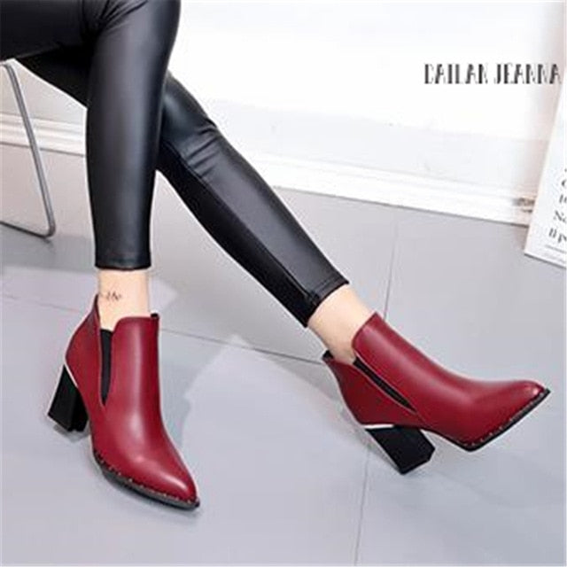 European style contracted Tide Girl Boots Woman British Style Rivet Boots Martin Boots Autumn Winter 2018 New High-heeled Shoes